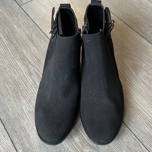 NWOT Xappeal ankle boots with a zipper size 9 1/2 black